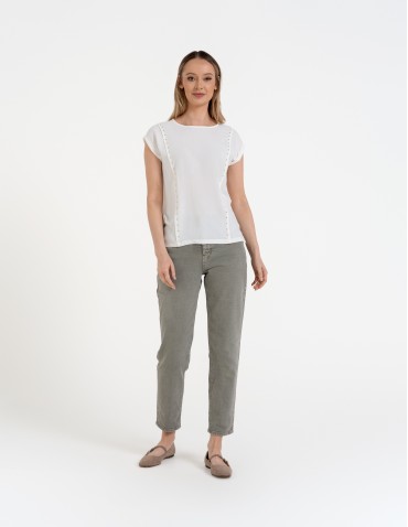 Bluzki i koszule - Elegancka bluzka damska z dekoracyjnymi dżetami BIAŁY - produkt 4