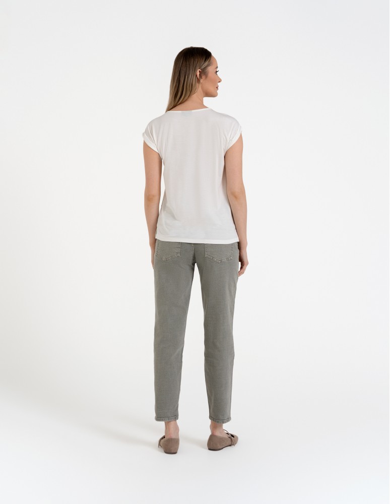 Bluzki i koszule - Elegancka bluzka damska z dekoracyjnymi dżetami BIAŁY  - produkt moraj.pl 6