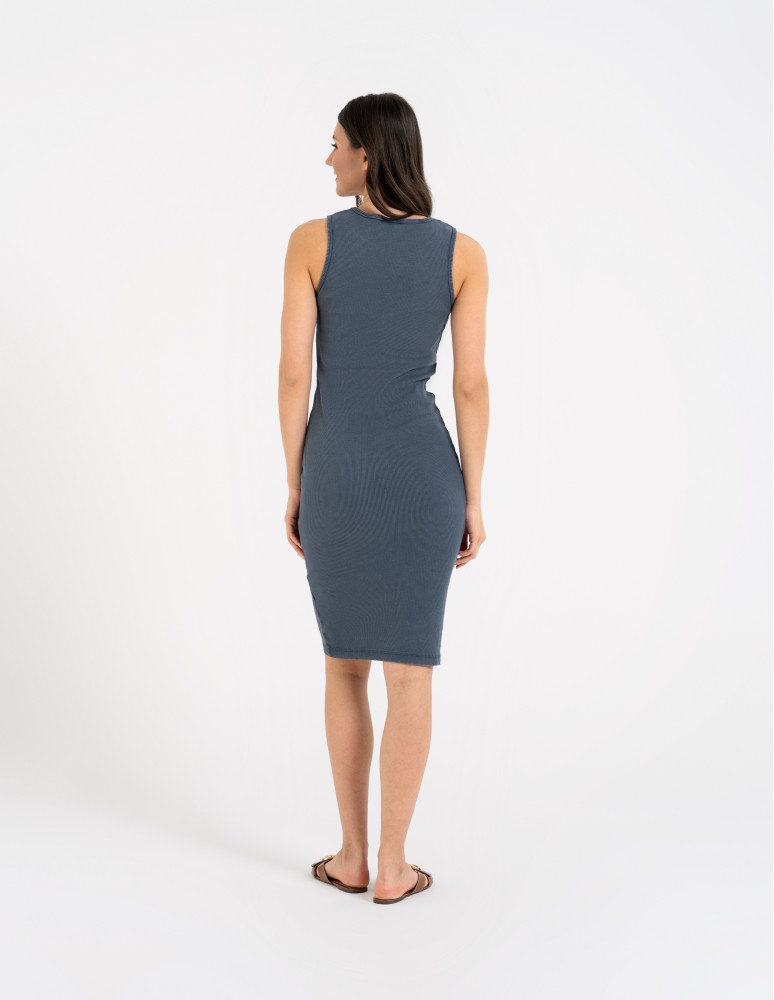 Sukienki midi - Sukienka damska midi prążkowana na szerokich ramiączkach GRANATOWY  - produkt moraj.pl 13