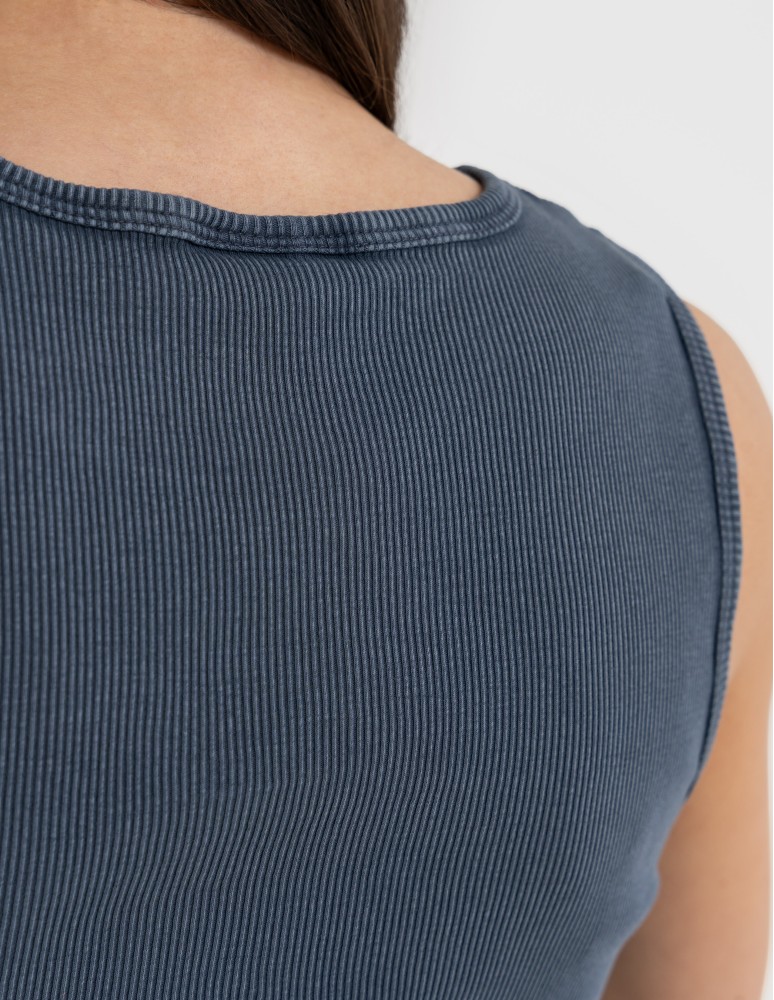 Sukienki midi - Sukienka damska midi prążkowana na szerokich ramiączkach GRANATOWY  - produkt moraj.pl 11