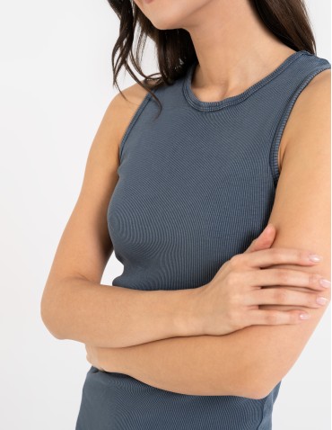 Sukienka damska midi prążkowana na szerokich ramiączkach  - produkt 2