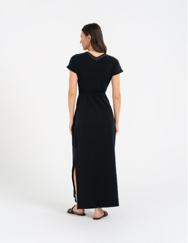 Sukienki maxi - Sukienka damska maxi z dekoltem w serek i rozcięciem CZARNY - produkt 13