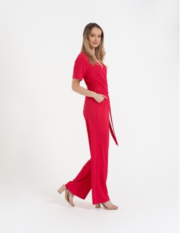 Kombinezony - Kombinezon damski z kopertowym dekoltem i paskiem FUKSJA - produkt 7