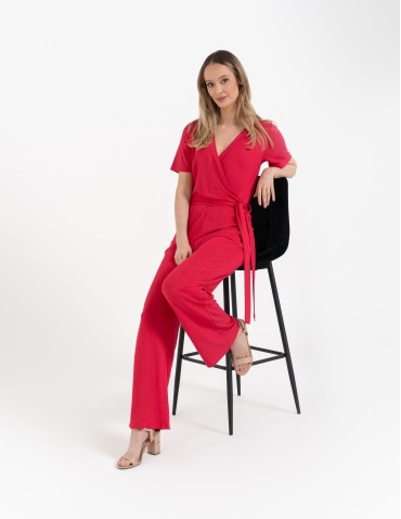 Kombinezon damski z kopertowym dekoltem i paskiem - FUKSJA