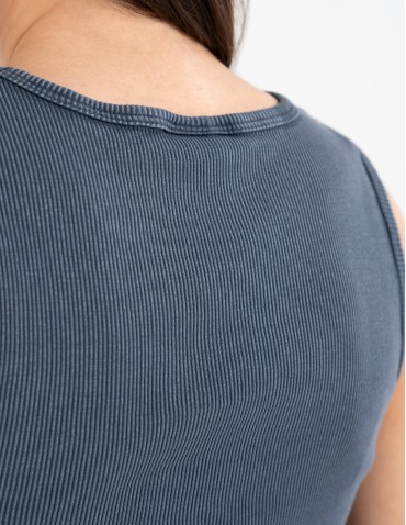 Sukienki midi - Sukienka damska midi prążkowana na szerokich ramiączkach GRANATOWY - produkt 18