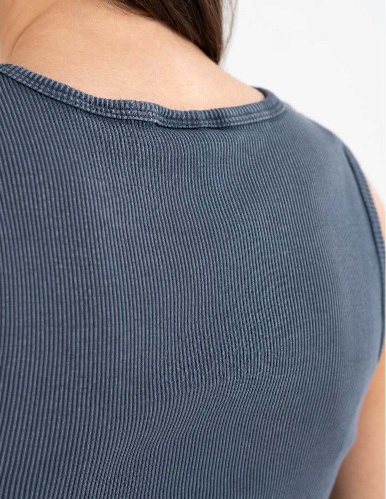 Sukienki midi - Sukienka damska midi prążkowana na szerokich ramiączkach GRANATOWY  - produkt moraj.pl 18