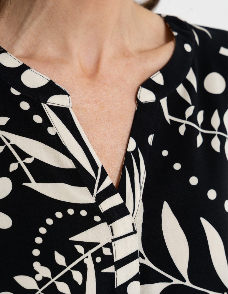 Sukienki midi - Sukienka damska midi wiskozowa o luźniejszym kroju z motywem roślinnym WZÓR 2  - produkt moraj.pl 4