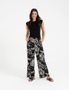Spodnie damskie wiskozowe 100% z roślinnym wzorem CZARNY