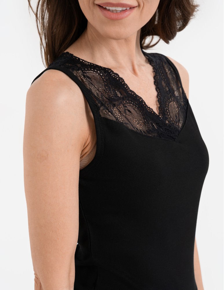 Bluzki bez rękawów - Bluzka damska prążkowana na szerokich koronkowych ramiączkach z wiskozy CZARNY  - produkt moraj.pl 2