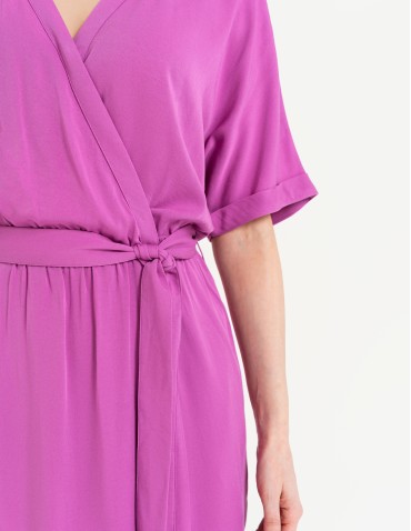 Sukienki midi - Sukienka damska midi wiskozowa z kopertowym dekoltem i rozcięciem RÓŻOWY - produkt 8