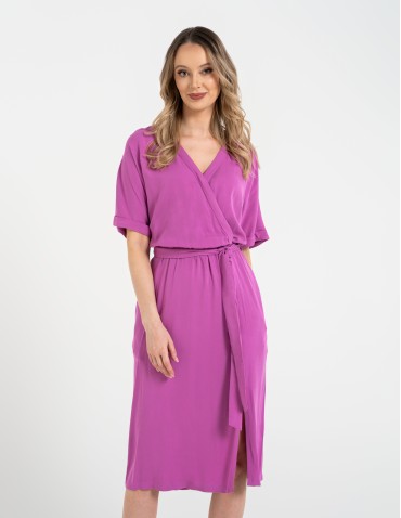 Sukienki midi - Sukienka damska midi wiskozowa z kopertowym dekoltem i rozcięciem RÓŻOWY - produkt 3