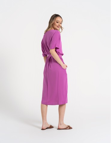 Sukienki midi - Sukienka damska midi wiskozowa z kopertowym dekoltem i rozcięciem RÓŻOWY - produkt 4