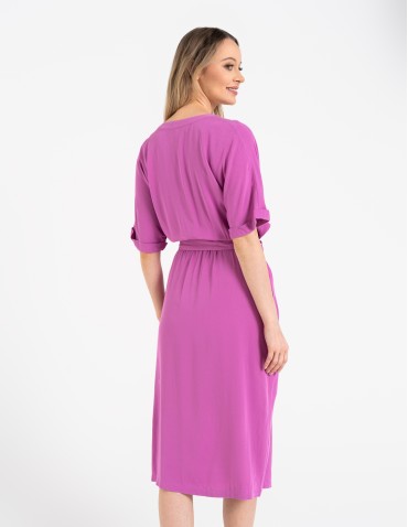 Sukienki midi - Sukienka damska midi wiskozowa z kopertowym dekoltem i rozcięciem RÓŻOWY - produkt 7