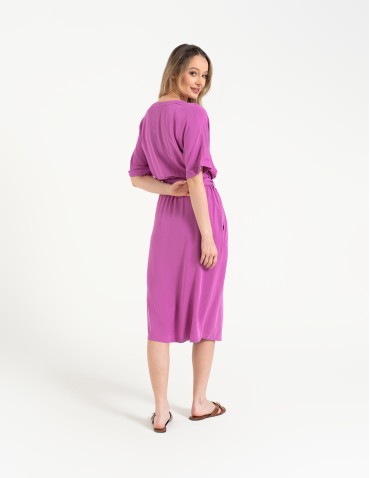 Sukienki midi - Sukienka damska midi wiskozowa z kopertowym dekoltem i rozcięciem RÓŻOWY - produkt 6