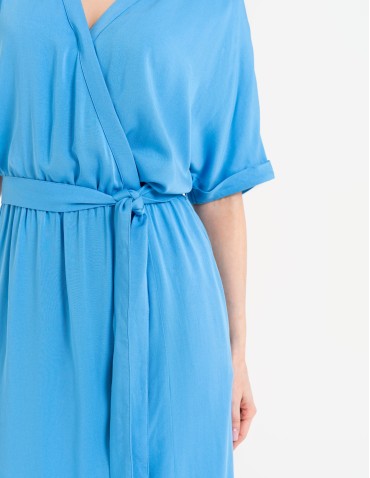 Sukienki midi - Sukienka damska midi wiskozowa z kopertowym dekoltem i rozcięciem NIEBIESKI - produkt 4