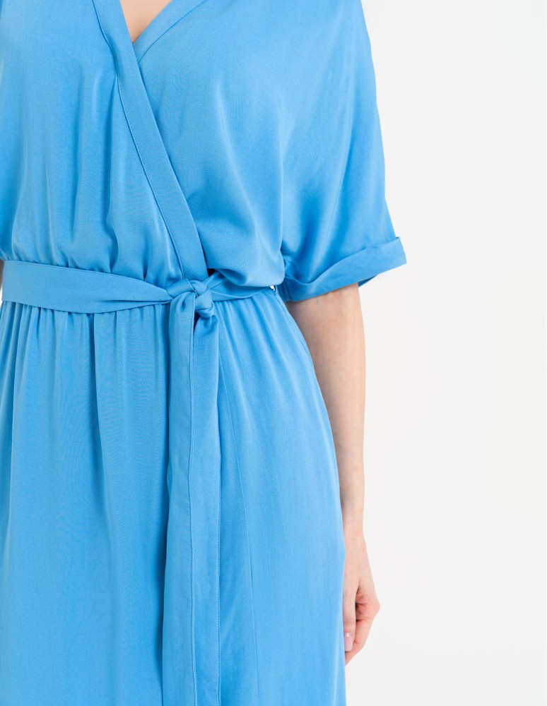 Sukienki midi - Sukienka damska midi wiskozowa z kopertowym dekoltem i rozcięciem NIEBIESKI - produkt moraj.pl 4