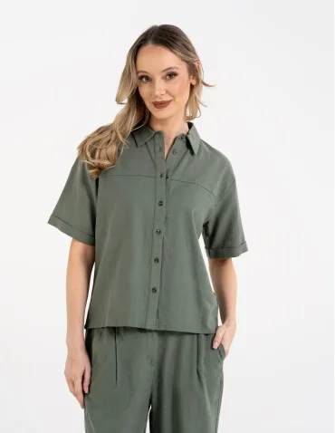 Koszula damska casual elegancka z lnu i wiskozy i krótkim rękawem - ZIELONY