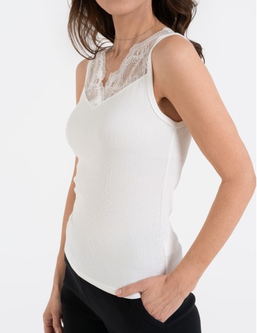 Bluzki bez rękawów - Bluzka damska prążkowana na szerokich koronkowych ramiączkach z wiskozy BIAŁY - produkt 7