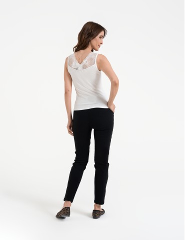 Bluzki bez rękawów - Bluzka damska prążkowana na szerokich koronkowych ramiączkach z wiskozy BIAŁY - produkt 5