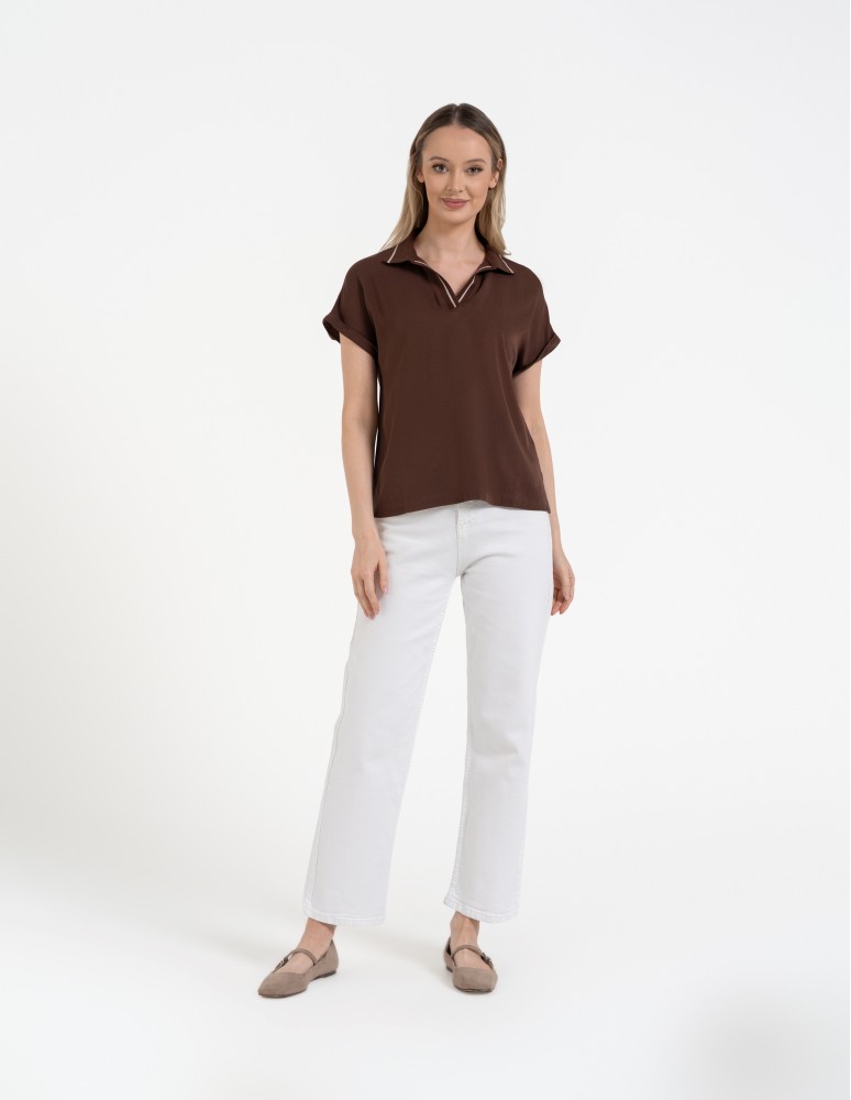 Bluzki z krótkim rękawem - Damska bluzka wiskozowa z dekoltem polo i krótkim rękawem BRĄZOWY - produkt moraj.pl 4