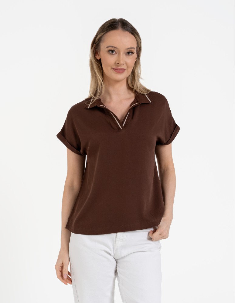 Damska bluzka wiskozowa z dekoltem polo i krótkim rękawem BRĄZOWY