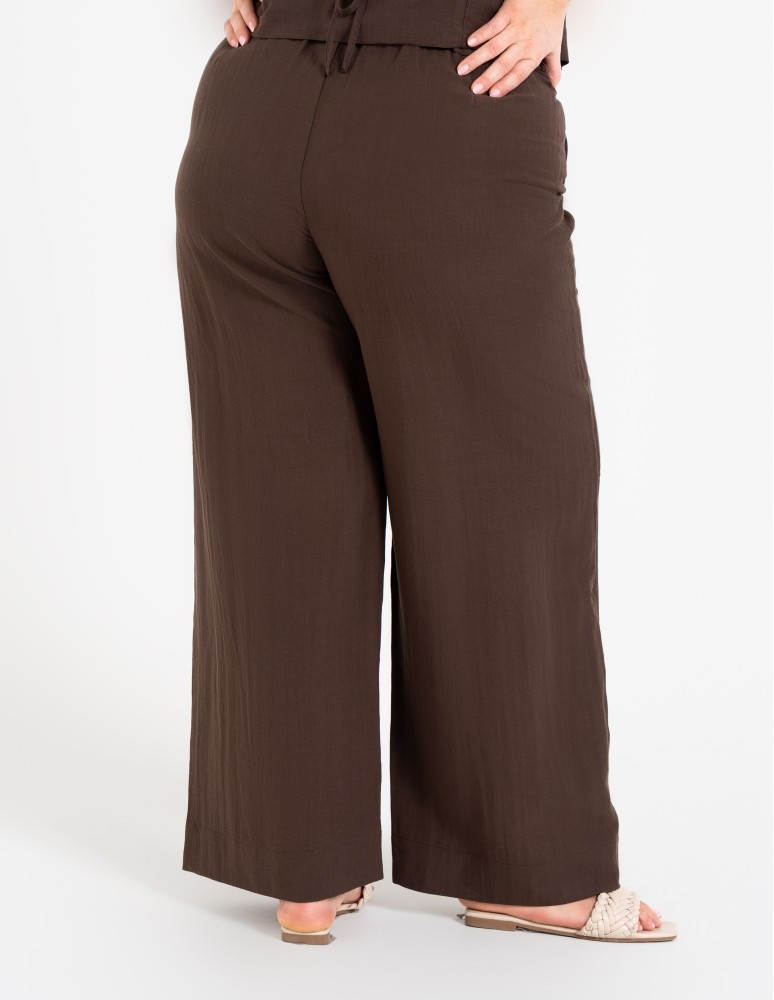 Spodnie materiałowe - Spodnie damskie z szeroką nogawką typu wide leg z lyocellu CIEMNY BRĄZ  - produkt moraj.pl 9