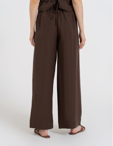 Spodnie materiałowe - Spodnie damskie z szeroką nogawką typu wide leg z lyocellu CIEMNY BRĄZ - produkt 10