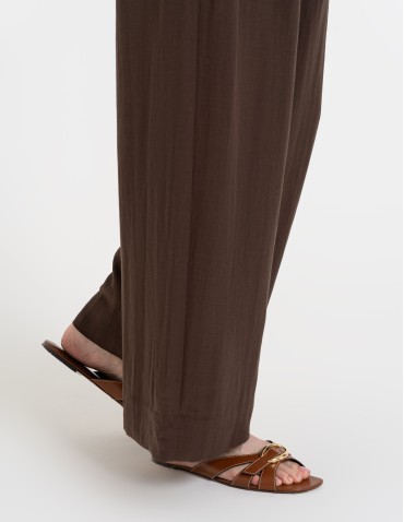 Spodnie materiałowe - Spodnie damskie z szeroką nogawką typu wide leg z lyocellu CIEMNY BRĄZ - produkt 11