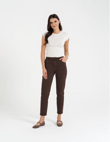 Damskie spodnie jeansowe mom fit - BRĄZOWY