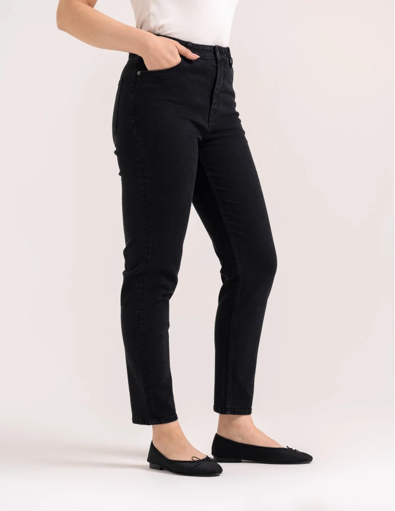 Jeansy - Damskie spodnie jeansowe mom fit CZARNY - produkt moraj.pl 2