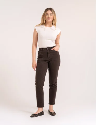 Damskie spodnie jeansowe mom fit - BRĄZOWY
