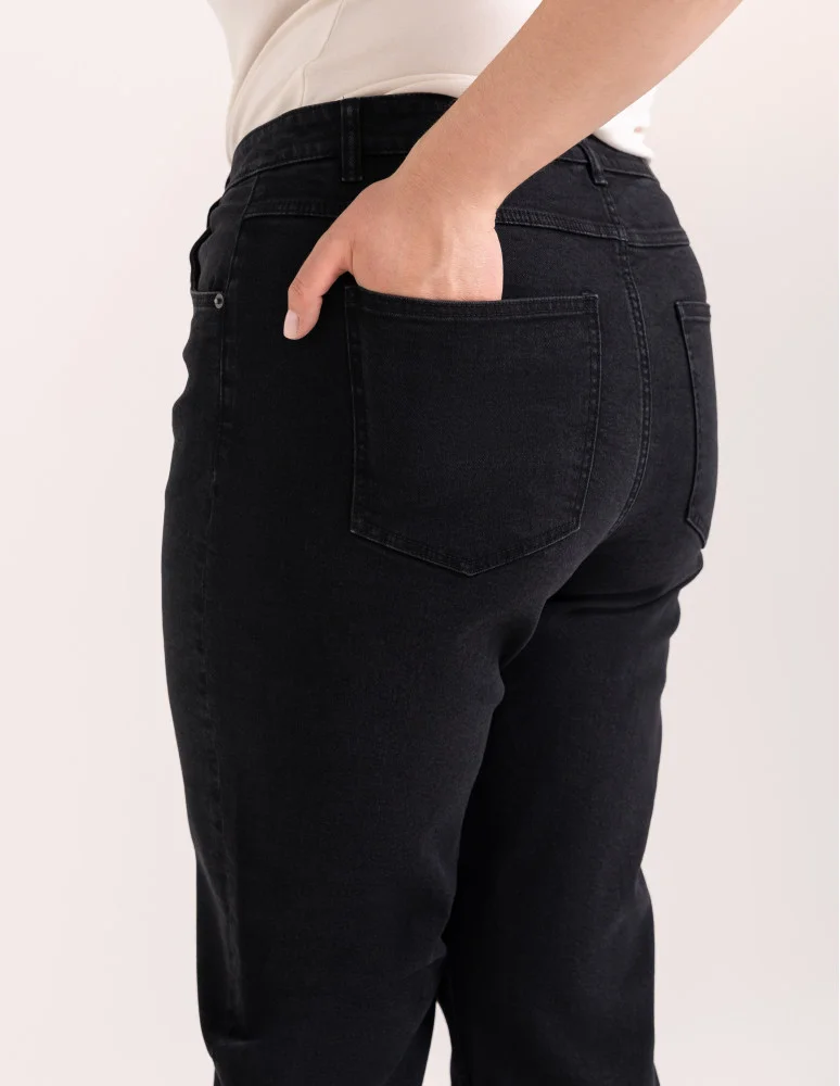 Jeansy - Damskie spodnie jeansowe mom fit CZARNY - produkt moraj.pl 4