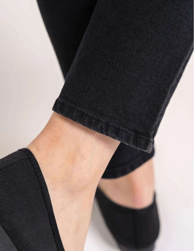 Jeansy - Damskie spodnie jeansowe mom fit CZARNY - produkt moraj.pl 12