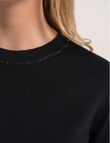 Swetry - Wiskozowy sweter damski z cekinowym dekoltem CZARNY - produkt 6