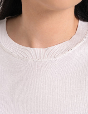 Swetry - Wiskozowy sweter damski z cekinowym dekoltem BIAŁY - produkt 10