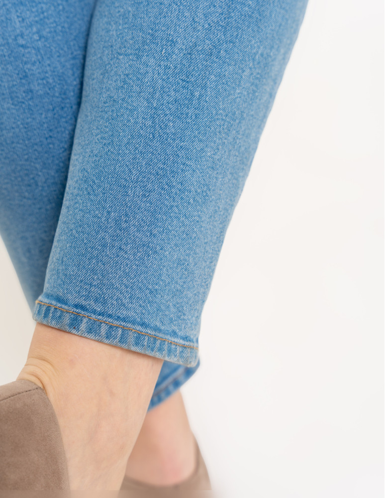 Jeansy - Damskie spodnie jeansowe mom fit JASNY NIEBIESKI   - produkt moraj.pl 3