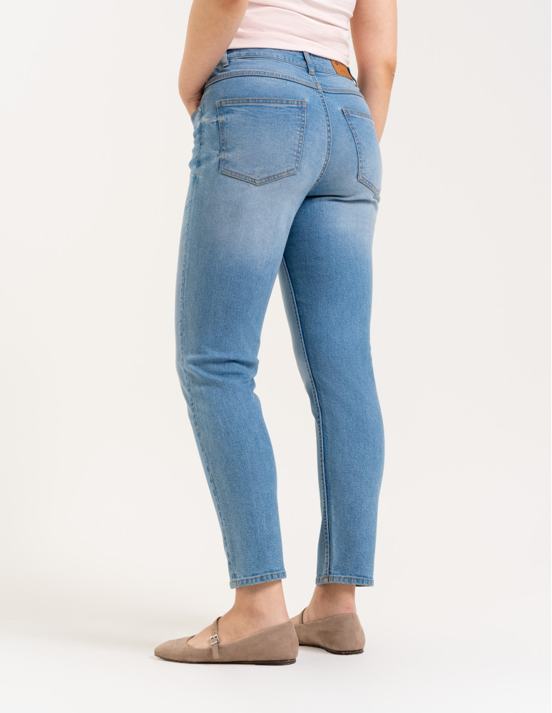 Jeansy - Damskie spodnie jeansowe mom fit JASNY NIEBIESKI   - produkt moraj.pl 4