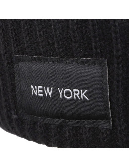 Czarna czapka damska typu beanie z naszywką NEW YORK - produkt 2