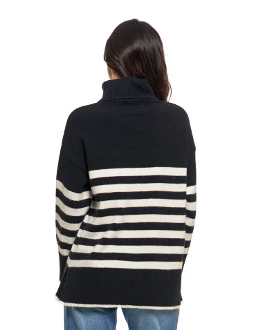 Sweter damski w paski z golfem o luźnym kroju - CZARNY - produkt 2