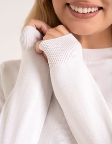 Wiskozowy sweter damski z cekinowym dekoltem - BIAŁY  - produkt 2