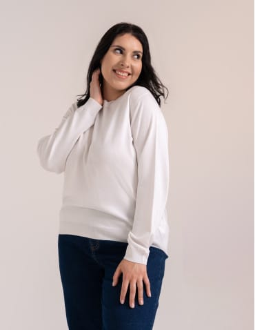 Swetry - Wiskozowy sweter damski z cekinowym dekoltem BIAŁY - produkt 1