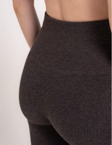 Legginsy ocieplane - Damskie legginsy modelujące z wysokim stanem i wiskozą w prążek BRĄZOWY - produkt 8