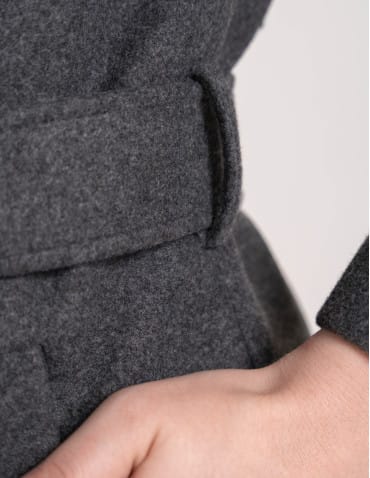 Kurtki zimowe - Płaszcz damski elegancki z rozcięciem z tyłu taliowany casual SZARY - produkt 8