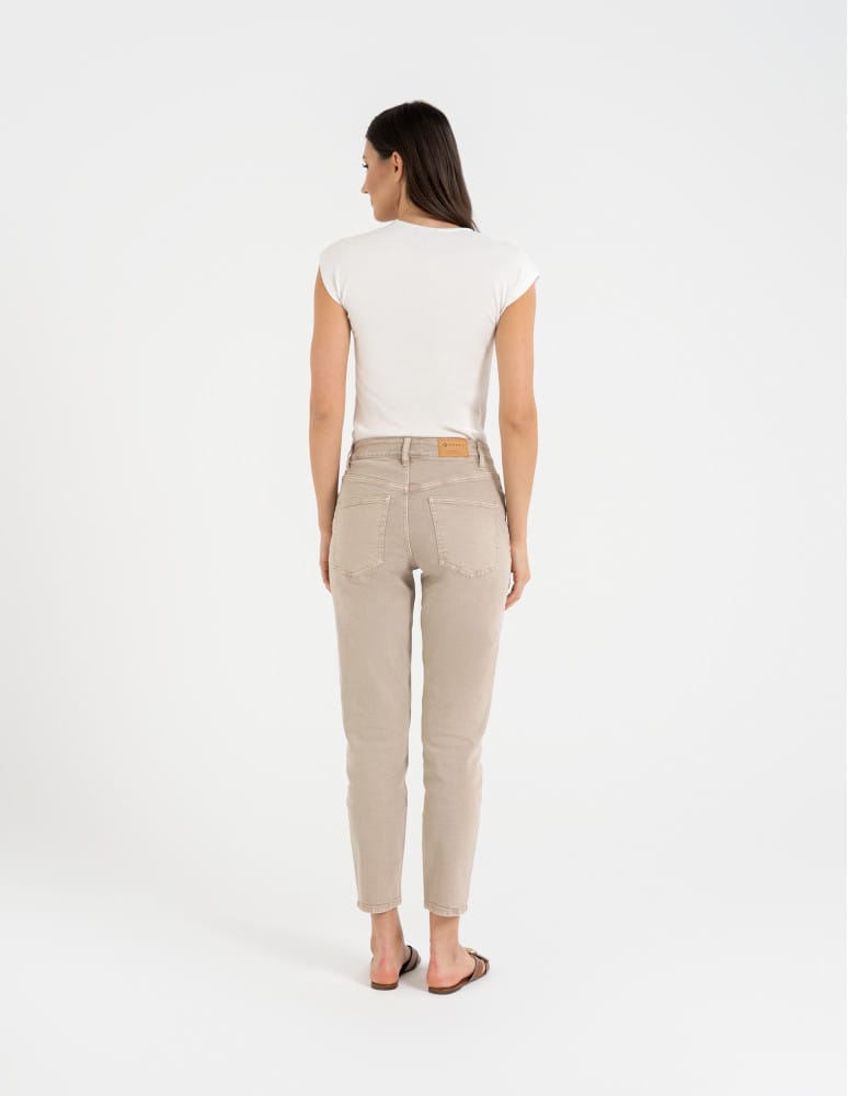 Jeansy - Damskie spodnie jeansowe mom fit JASNY BEŻOWY - produkt moraj.pl 4