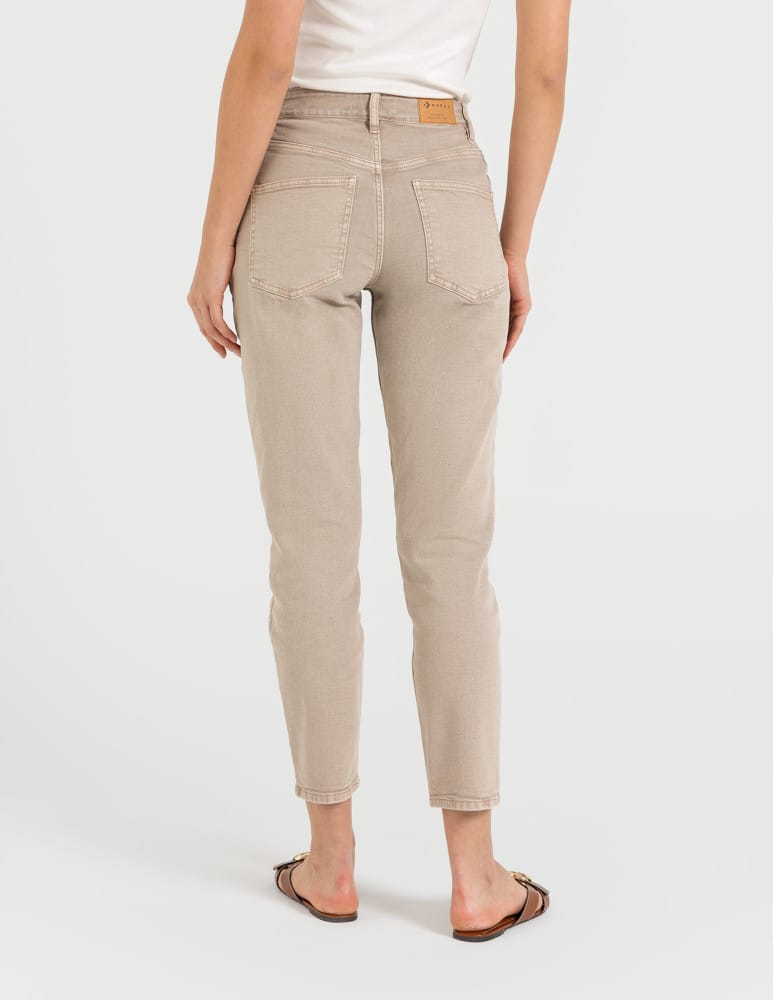 Jeansy - Damskie spodnie jeansowe mom fit JASNY BEŻOWY - produkt moraj.pl 5