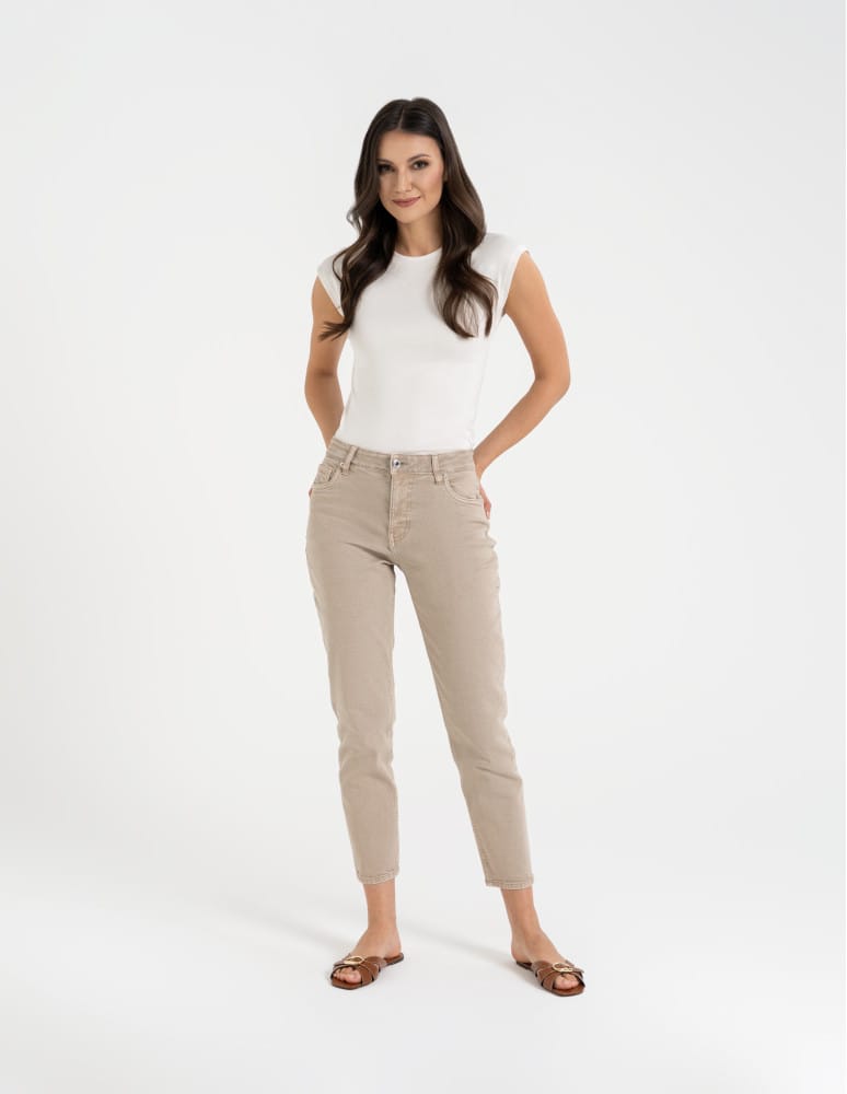 Jeansy - Damskie spodnie jeansowe mom fit JASNY BEŻOWY - produkt moraj.pl 10