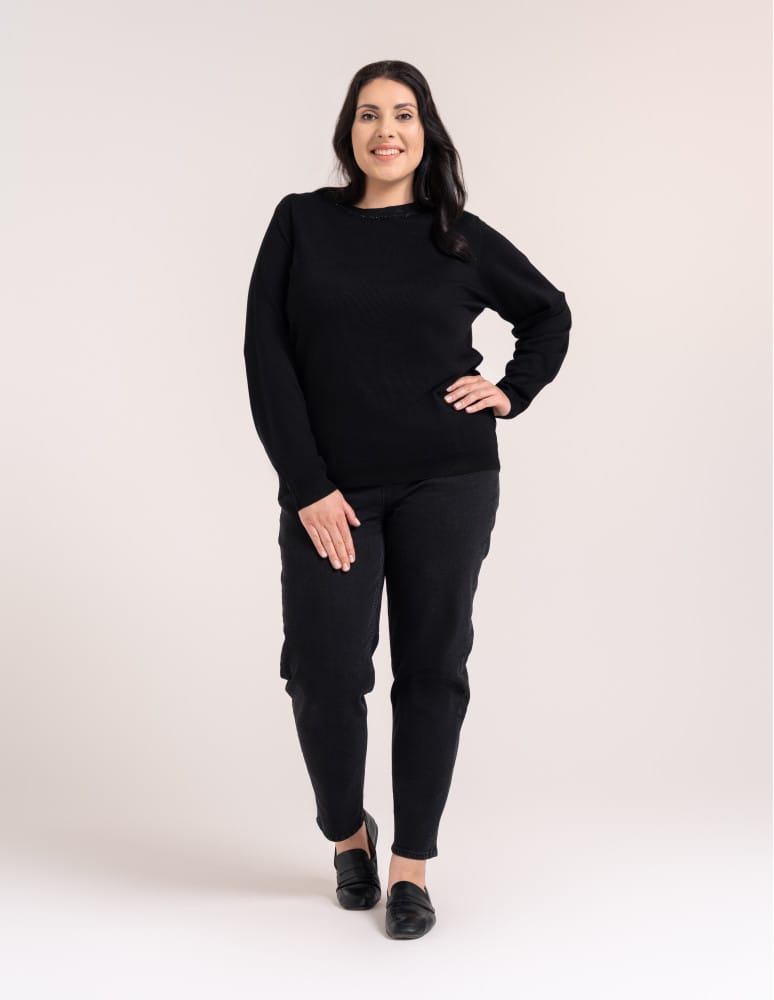 Swetry - Wiskozowy sweter damski z cekinowym dekoltem CZARNY - produkt moraj.pl 3
