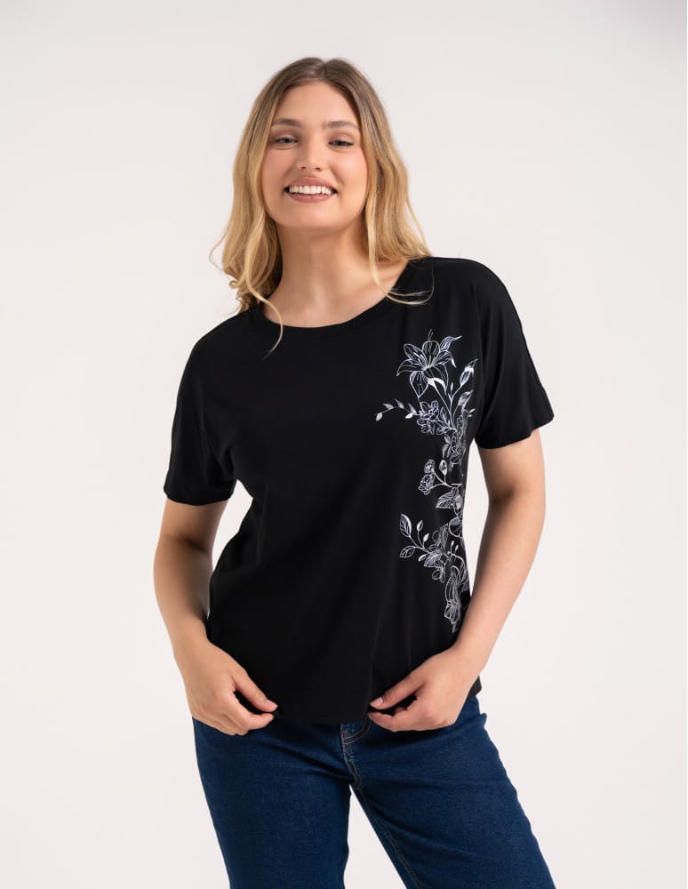 Bluzki z krótkim rękawem - Bluzka damska kimono bawełniana krój boxy z opadającym rękawem delikatny nadruk kwiatowy luźny t-shirt damski CZARNY - produkt moraj.pl 1