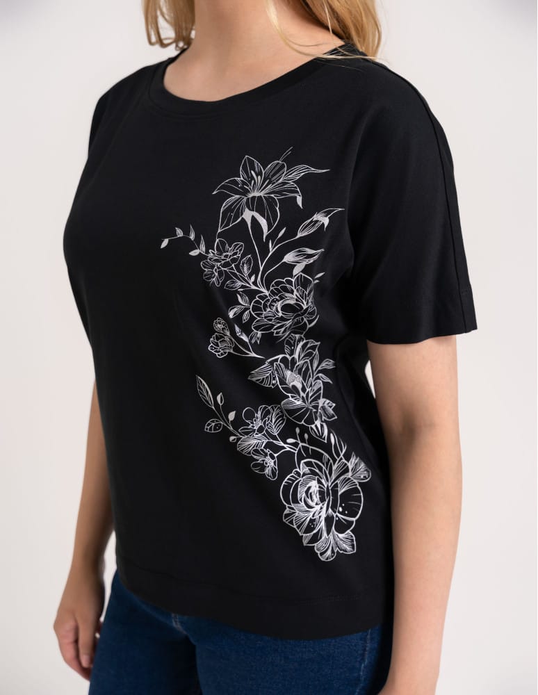 Bluzki z kr&oacute;tkim rękawem - Bluzka damska kimono bawełniana kr&oacute;j boxy z opadającym rękawem delikatny nadruk kwiatowy luźny t-shirt damski CZARNY  - produkt moraj.pl 2