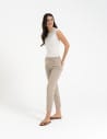 Damskie spodnie jeansowe mom fit JASNY BEŻOWY